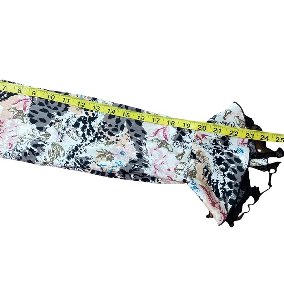 Mds California printed top blouse v Neck Ruffle Bell Sleeve Size Medium - Picture 8 of 8